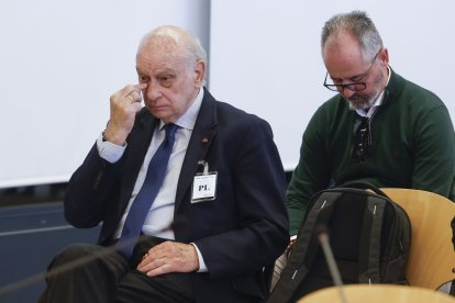 El exministro del Interior con el PP Jorge Fernández Díaz (i), sentado en el banquillo de la Audiencia Nacional en San Fernando de Henares (Madrid).