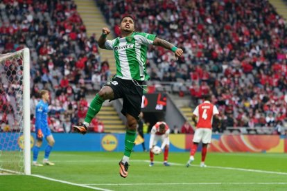 El bético Cucho Hernández celebra su gol al Braga.