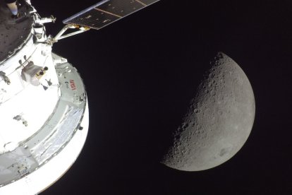 Una foto de la Luna tomada desde la nave Orión.