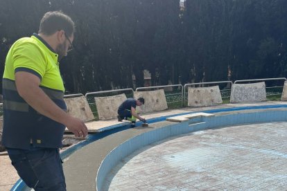 Operarios trabajando en el vaso de la piscina de chapoteo.