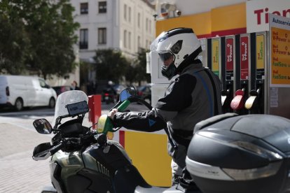 Un motorista reposta una estación de servicio de Madrid, ayer.