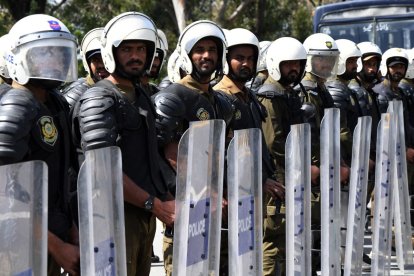 Miembros de seguridad paquistaníes en un puesto de control en Islamabad, ayer.