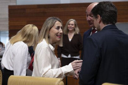 La presidenta en funciones María Guardiola durante el pleno de la Asamblea de Extremadura, que convalida el decreto-ley acordado por PP y Vox, que modifica la Ley Ley 4/2015, de 26 de febrero, de regulación del proceso de transición entre gobiernos, con el fin de evitar la parálisis de la Administración regional.