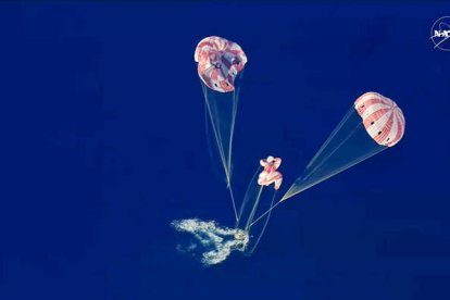 Imágenes del regreso y amerizaje de Orion con los cuatro astronautas.