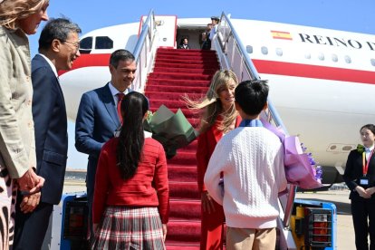 Pedro Sánchez, acompañado de su mujer llega este sábado a Pekín.