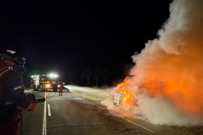 Incendio de un turismo de madrugada en el municipio de Santa Elena de Jamuz (León)