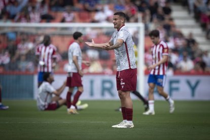 Matía Barzic pide explicaciones de un lance del partido ante el Granada CF en Los Cármenes.