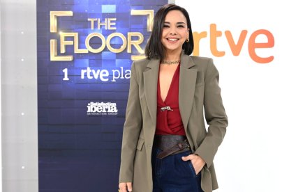Chenoa posando en un evento de RTVE con look elegante y blazer