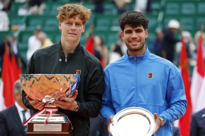 Sinner y Alcaraz con sus trofeos de campeón y subcampeón del Masters 1.000 de Montecarlo.