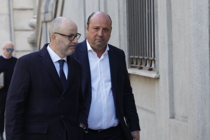 El socio del empresario Víctor de Aldama, Claudio Rivas (d) a su llegada al Tribunal Supremo.