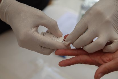 Imagen de archivo de una persona tomando una muestra para realizar una prueba rápida de detección del VIH.