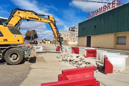 Obras que se llevan a cabo en el sistema de saneamiento de La Bañeza (León) tras el hundimiento de un pozo colector.