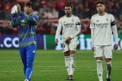 Gonzalo, Mbappé y Valverde, con gesto de tristeza tras la eliminación del Real Madrid.