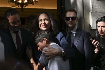 La nobel de la paz María Corina Machado abraza a un niño venezolano.
