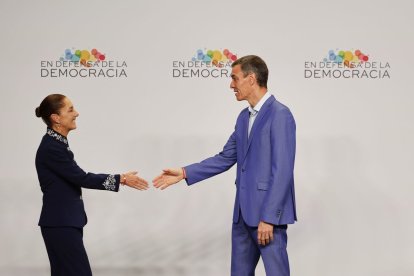 Sánchez saluda a Claudia Sheinbaum a su llegada.