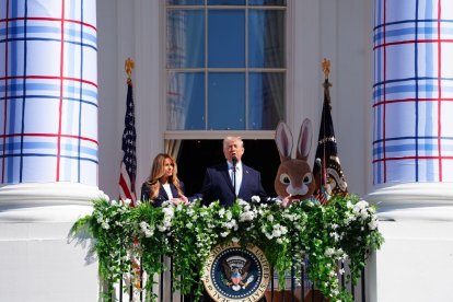 Los Trump en el balcón de la Casa Blanca.