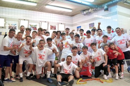 La plantilla de la Cultural juvenil A celebra el ascenso.