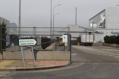 Acceso al centro de Mercadona en Villadangos.