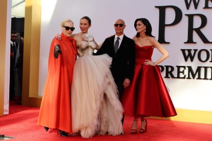 Los actores Meryl Streep (i), Emily Blunt (2-i), Stanley Tucci (2-d) y Anne Hathaway posan durante el estreno de la icónica película ‘El diablo viste de Prada 2’ este lunes, en el Lincoln Center de Nueva York (EE.UU.). EFE/ Octavio Guzmán.
