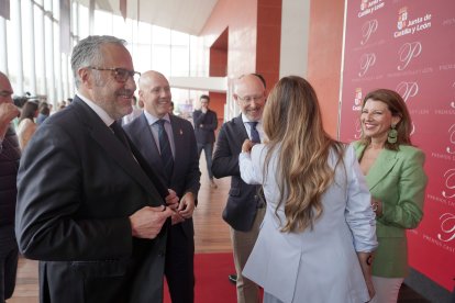 El portavoz parlamentario de Vox, Carlos Pollán, atiende a los medios de comunicación durante la entrega de los Premios Castilla y León.