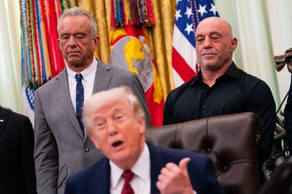 Trump ayer en la Casa Blanca con el presentador de podcasts estadounidense Joe Rogan (derecha) y Robert F. Kennedy.