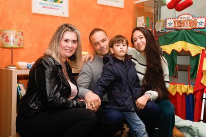 Darío, con su madre Bea, su padre Óscar y su hermana mayor Adriana, en una foto de archivo.
