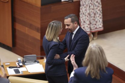  El diputado de Vox, Óscar Fernández, felicita a Guardiola, ayer.