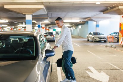 Un hombre deja su coche en el garaje