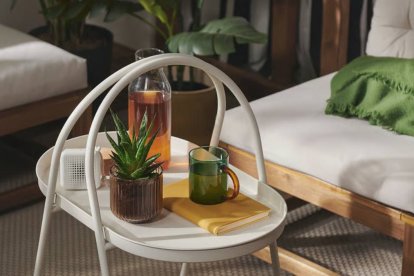 La mesa MÅBÄRSSKÄR de IKEA combina diseño ligero y funcionalidad para transformar cualquier espacio exterior