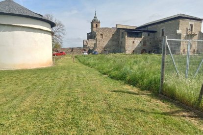 Palomar y finca limpia del Ayuntamiento de Carracedelo y maleza en el monasterio que lleva el ILC.