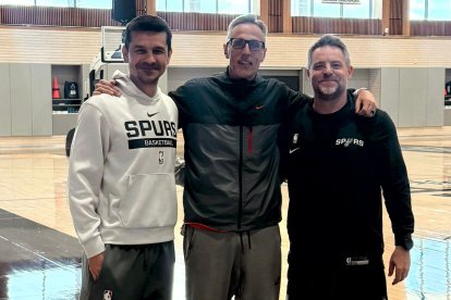 Alejandro Vaquera con Xavi Schelling, vicepresidente de Rendimiento y Salud de los San Antonio Spurs, y Carlos Sosa, preparador físico y readaptador.
