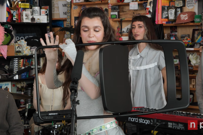Amaia durante un concierto Tiny Desk.