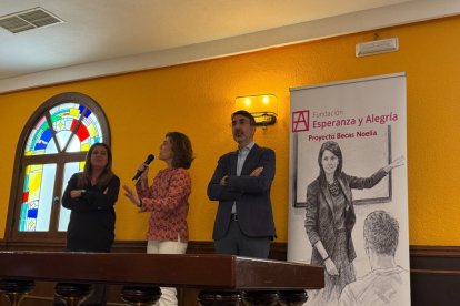 José Antonio López, Carmen Alba y María Rodríguez durante la presentación de las becas.