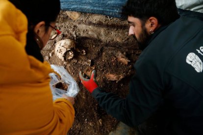 Trabajos de exhumación de los restos de Manuel Girón Bazán.