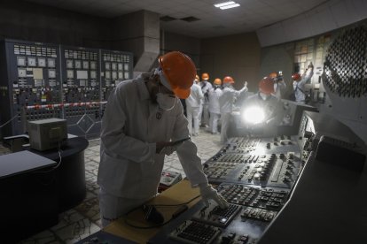 Visitantes en la sala de control del tercer reactor de la central nuclear de Chernóbil.