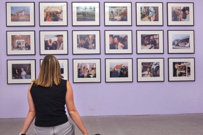 Una mujer contempla fotografías de Martin Parr.