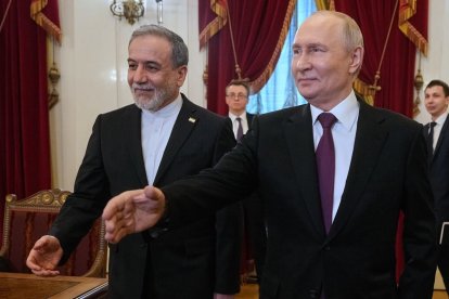 Vladimir Putin con Abbas Araghchi, ministro de Asuntos Exteriores de Irán.
