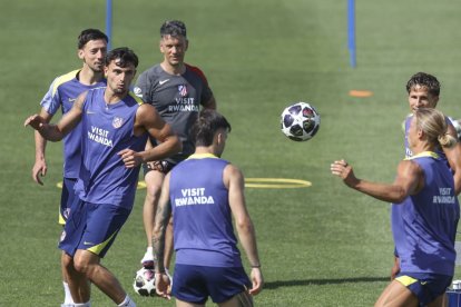 El Atlético, en el entremamiento de ayer lunes.