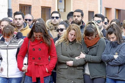 Familiares y amigos, consternados tras los hechos.