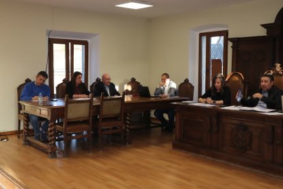 El grupo de los seis concejales de la UPL que forman el equipo de gobierno municipal.