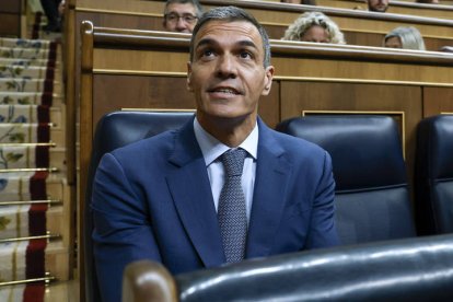 el presidente del Gobierno, Pedro Sánchez, al inicio de la sesión de control al Ejecutivo celebrada este miércoles en el Congreso