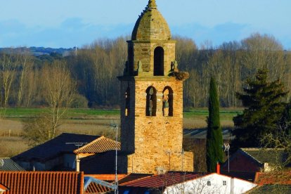 Vista de la torre de la iglesia de Alija del Infantado, el pueblo leonés sin mar que ha sorprendido por su histórica vinculación con la Armada Española