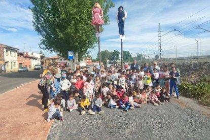Los escolares del CRA Maestro Emilio Alonso participan de forma activa en los Mayos.