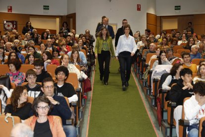 Nuria González y Anik De Groop entran en el salón de Grados de Ingeniería con Diez y Vaquerizo detrás.