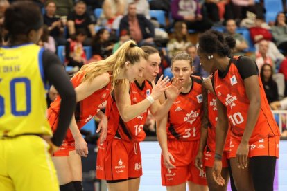 Alicia junto a sus compañeras. La leonesa ejerce como pilar del equipo lucense.