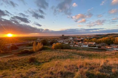 Cea al atardecer, con su castillo dominando el paisaje sobre las lomas junto al río que da nombre a la villa