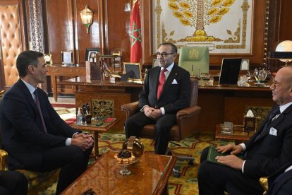 Pedro Sánchez junto al rey de Marruecos en una visita al país vecino.