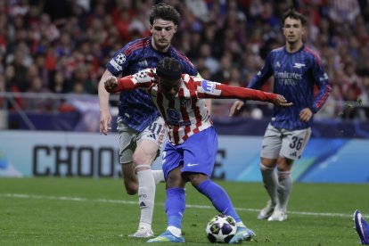 Lookman juega un balón ante Declan Rice, en el partido de ida de las semifinales de la Liga de Campeones entre Atlético de Madrid y Arsenal.