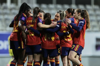 Las jugadoras de España celebran uno de los goles durante el encuentro de clasificación para la Copa Mundial de Fútbol Femenino Brasil 2027.
