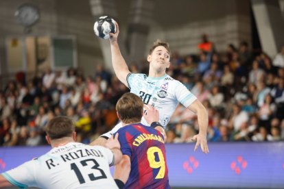 Aitor Albizu lanza a portería en el partido de la 1º vuelta entre Ademar y Barcelona.